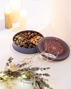 Coffret assortiment d'enrobés au chocolat 🤩

Les amandes, petits bijoux de Provence au cœur de nombreuses recettes traditionnelles du Roy René, passent dans les mains des confiseurs et sont délicatement torréfiées. 

Enrobées de chocolat noir et de chocolat blanc, parfois agrémentées d'une touche de sel elles deviennent olivettes et enrobées d'une fine couche de nougat, de chocolat au lait ou blanc, elles se transforment en calamandes. 

📸@xaveyron

Remerciements : 
@ciergeriedespremontres @brindilles 

#calamandes #amandes #chocolat