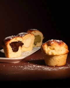 Recette ! Brioches maison et pâtes à tartiner du Roy René 🤩

Les suprêmes de noisette & cacao, suprême amande & lait, suprême noix & cacao et suprême pistache s'invitent au cœur de vos pâtisseries !

Retrouvez la recette sur calisson.com / le blog 

Réalisez une délicieuses recette de brioches individuelles fournées avec les pâtes à tartiner aux goûts si délicats, élaborées traditionnellement en Haute-Provence, sans huile de palme et sans arôme artificiel. 

Nous vous souhaitons une excellente dégustation 😋🥰

📸@xaveyron

#pâteatartiner #leroyrene #gourmandise #calisson #amandes #pistache #noisette #noix