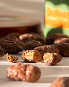 Le terroir provençal au cœur des Pralines du Roy René 🥰

Fruit d'un savoir-faire artisanal. ce contraste idéal entre la délicatesse de l'amande de Provence et du caramel croquant offre un croustillant incomparable et des saveurs qui explosent en bouche 😋

Un petit plaisir sans culpabilité à s'offrir sur calisson.com et dans toutes les boutiques du Roy René. 

📸@xaveyron

#praline #amandesdeprovence #pralines #provence