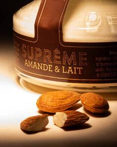 Pâte à tartiner amande & lait 🥰

Le suprême amandes et lait, sans huile de palme, sans arômes artificiels où les notes prononcées des fruits secs se marient à merveille avec la rondeur lactée. 

Les amandes (plus de 40%) sont délicatement chauffées à basse température pour atteindre le parfait équilibre de toastage permettant de développer le goût de l’amande tout en conservant sa couleur nacrée.

📸@xaveyron

#amandesfrancaises #pateatartiner #agriculturefrancaise